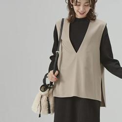 980099002 いつもの服をアップデート。深Vネックベスト ベスト グレージュ fr980099