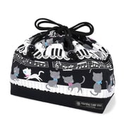 N3460300 [巾着 中 マチ有りお弁当袋（ネームタグ付き） ピアノの上で踊る黒猫ワルツ（ブラック）]
