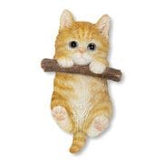 H23076-1 [マグネット 木の棒をつかむ茶トラ猫]