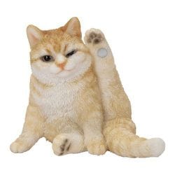 H24129 [クリップ置き 足を上げる茶トラ猫]