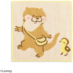 20-1020080 [可愛い嘘のカワウソ お散歩なの 25cm×25cm アイボリー タオルハンカチ]