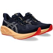 ノヴァブラスト 5 ワイド メンズ ランニングシューズ MIDNIGHT/ORANGE GLOW（404） 25.5cm 1011B975