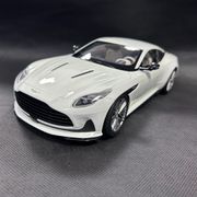 8250628YG アストンマーティン DB12 交換用ホイール付属 ホワイト（蓄光） [ダイキャストミニカー]