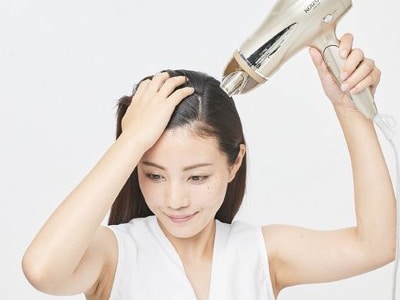 ドライヤーは根元から毛先の順番で乾かす