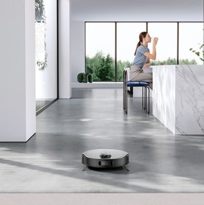 ロボット掃除機がリビングの床をお掃除