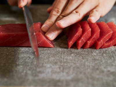 マグロのサクを切る