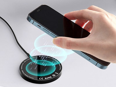スマホの背面を下にして置くパッドタイプ