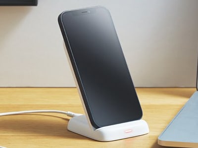 立てかけて充電するスタンドタイプは充電中も画面が見やすい