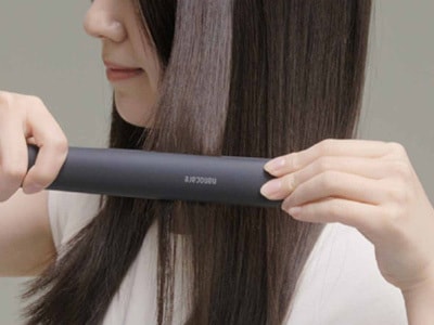 ストレートアイロンで髪をストレートに