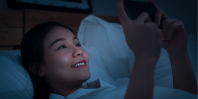 寝ながらスマホ