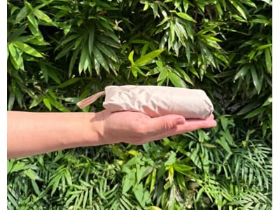 手のひらサイズの折りたたみ日傘